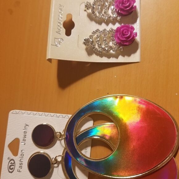 One pair of Earrings - Picture 1 of 6